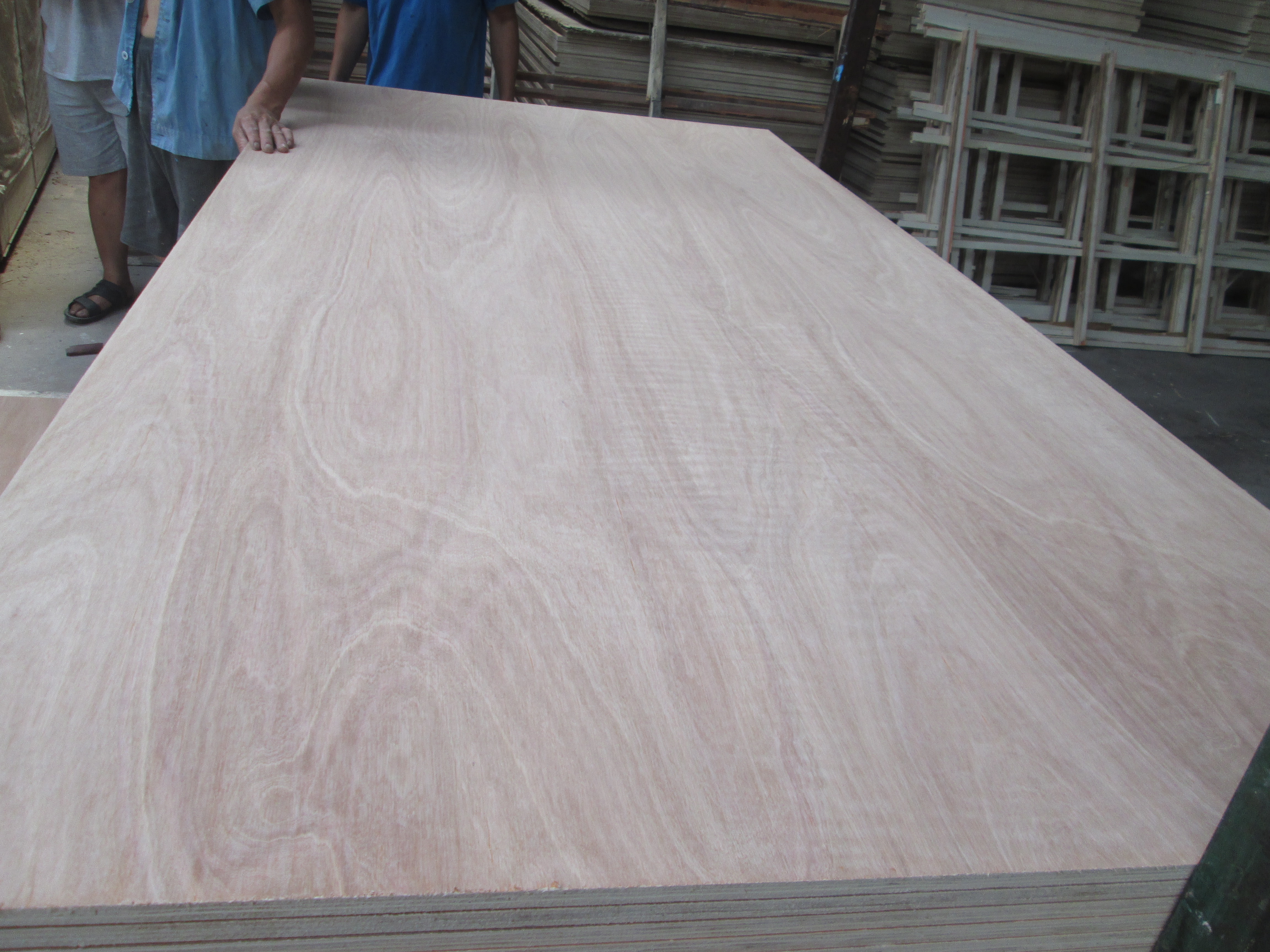 Pencil Cedar/Okoume/Bintangor Veneer Poplar Core Commercial Plywood for Furniture Usage